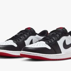 Jordan 1 Retro Low OG Black Toe 2023